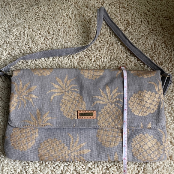 Caribbean Joe Grey & Gold Pineapples Expandable Clutch/Removable Crossbody Strap - Picture 11 of 11